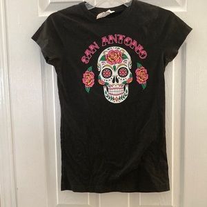 Black San Antonio t-shirt w/ sugar skull. NWOT. Size M. Runs small